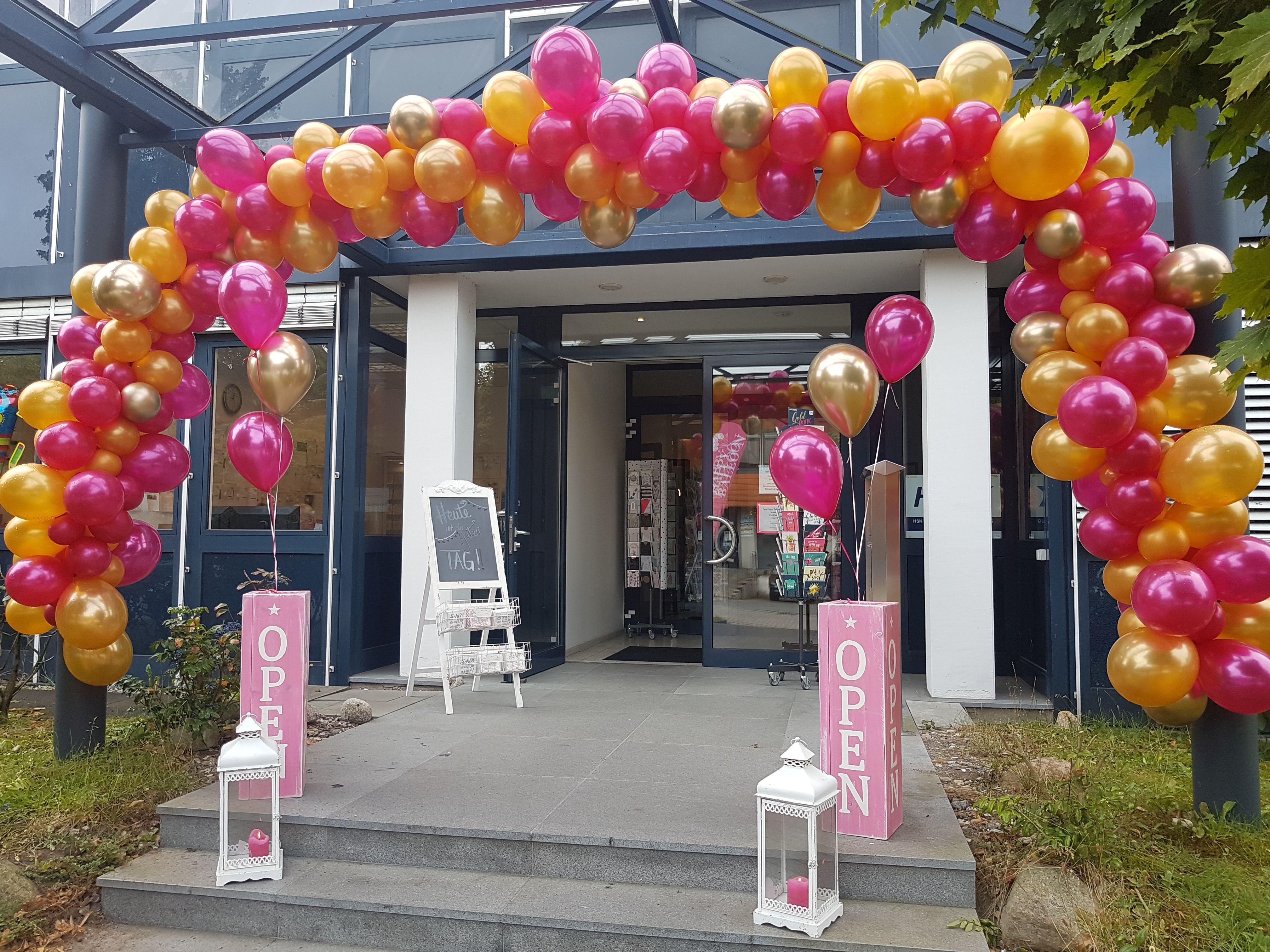 Eingang von Happy Balloon in Rellingen mit einer Girlande aus pinken und goldenen Ballons