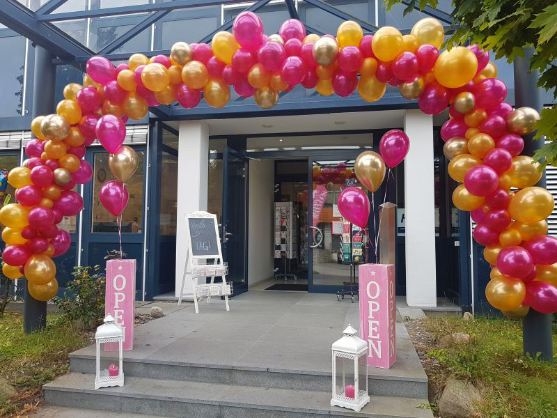Eingang der Happy-Balloon-Filiale in Rellingen mit pink-goldener Ballongirlande
